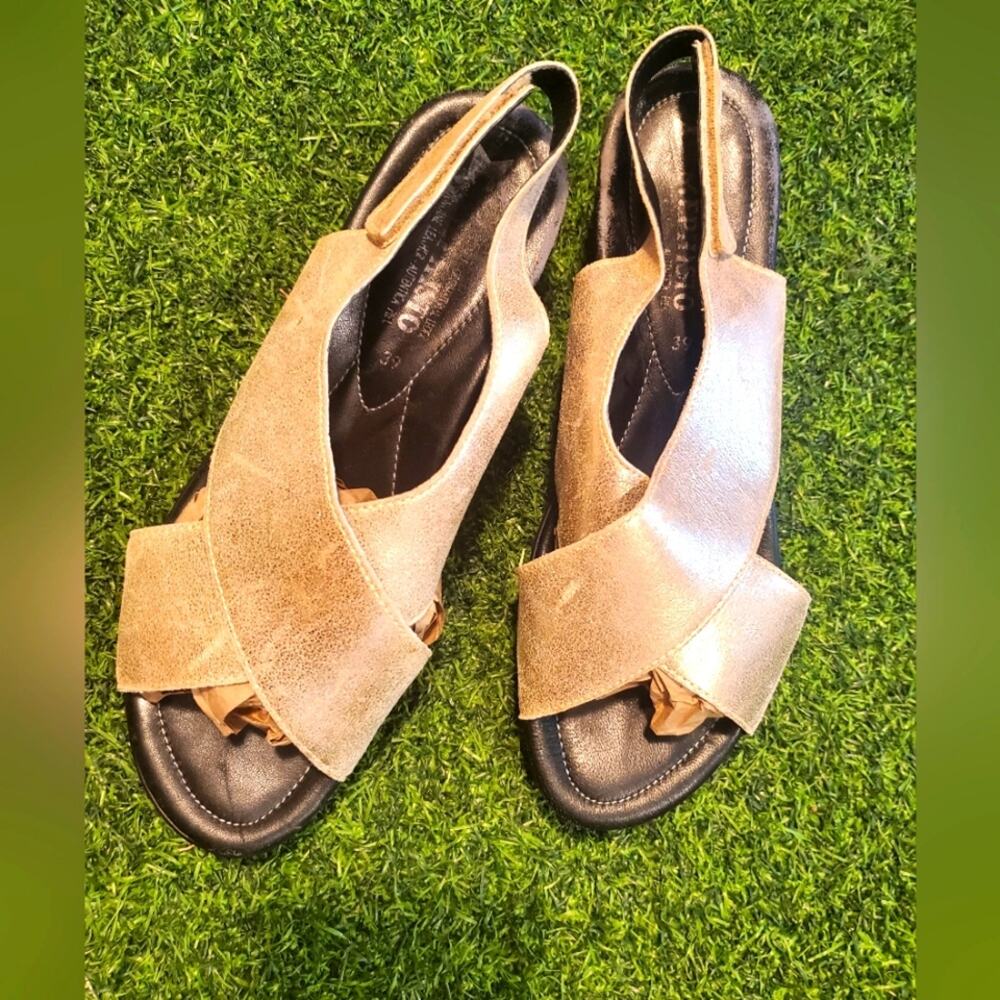 Mephisto Gold Metallic Leather Slingback Wedge Sandals EU 39 US 8.5–9